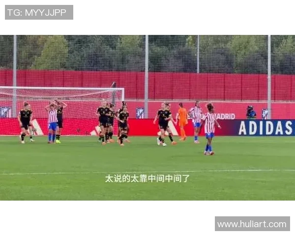 足球球星赛场突然蹲下瞬间引发网友热议全场气氛紧张